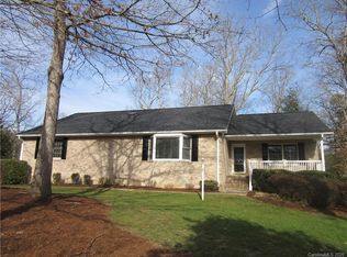 122 Brandon Rd, Hendersonville, NC 28739