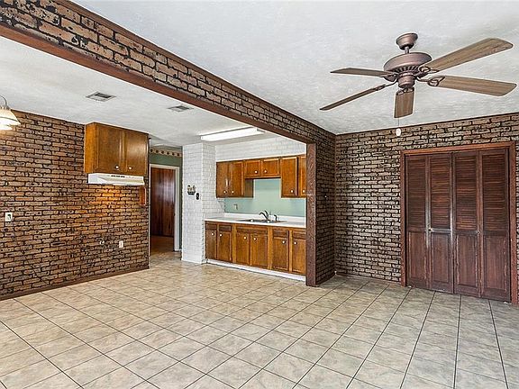 5th image of 1100 Sandalwood Dr