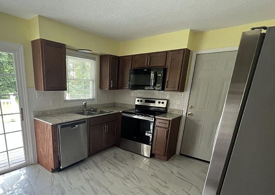 5th image of 2530 Country Club Rd