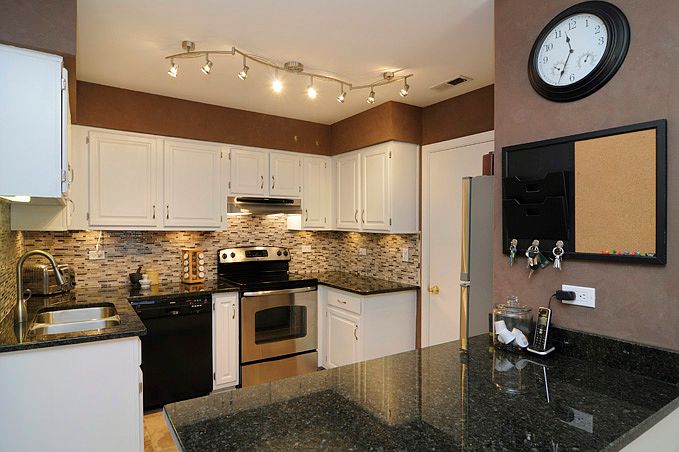 Gourmet Kitchen w/granite