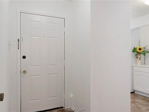 3rd image of 3923 Old Oaks Dr APT 26