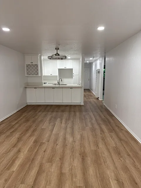 3 bed, 1050 sqft, $2,575 — Photo 3