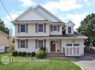 10 Leonard St, Glen Cove, NY 11542