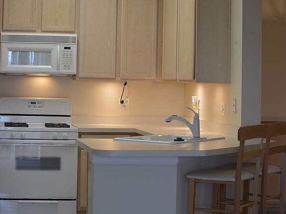 Kitchen with breakfast bar