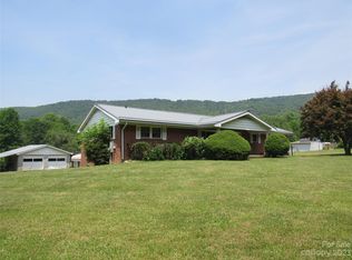 95 Hunters Ridge Dr, Mills River, NC 28759