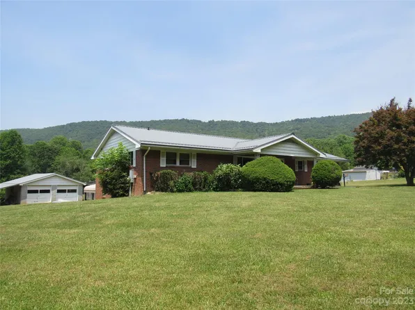 95 Hunters Ridge Dr, Mills River, NC 28759