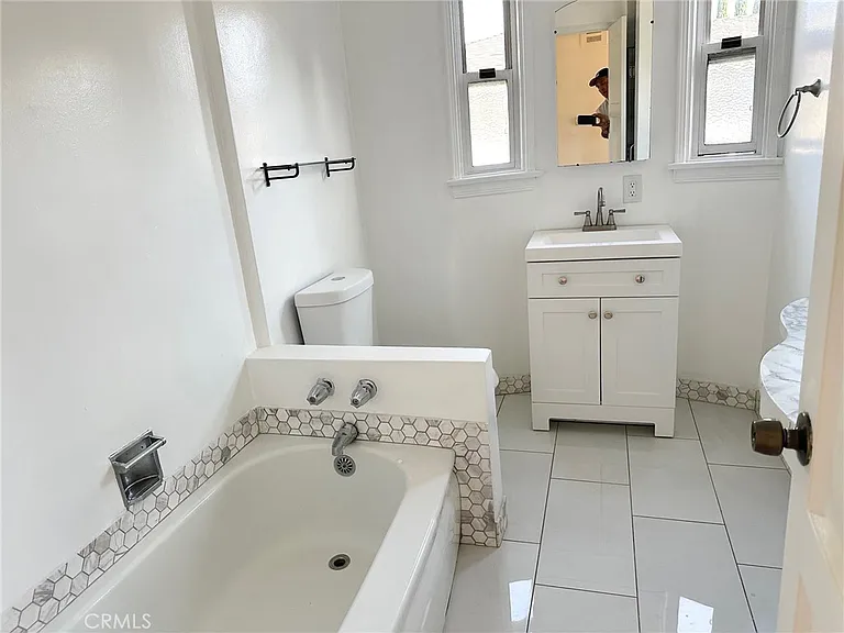 6539 Blucher Ave — Photo 16