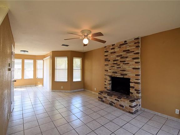 4th image of 409 Cypress Ln
