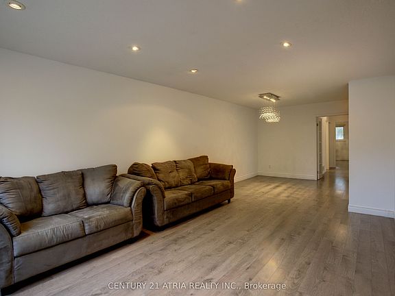 5th image of 60 Snowshoe Cres