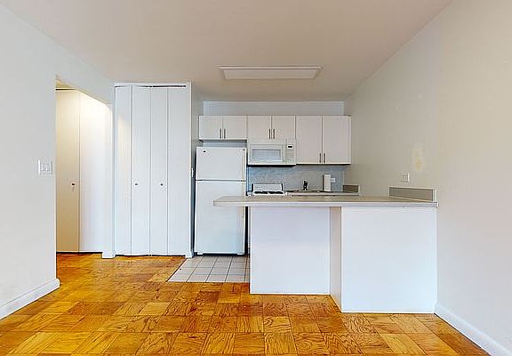 4th image of 1470 1st Ave APT 7H