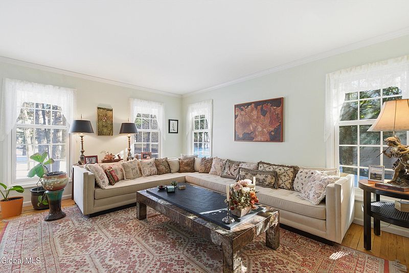 3rd image of 7 Bluebird Court