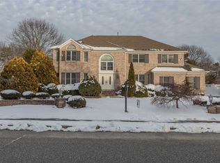 63 Somerset Dr, Holbrook, NY 11741
