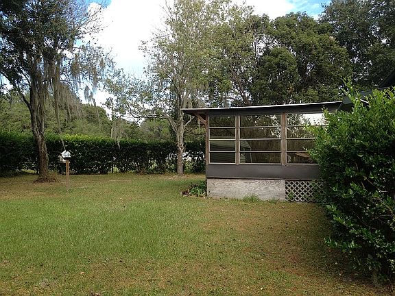 Screen room with windows