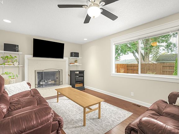 2nd image of 985 NE Kathryn St