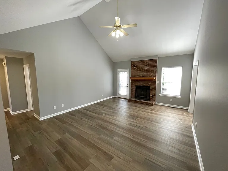 197 Woodfield Cir — Photo 2