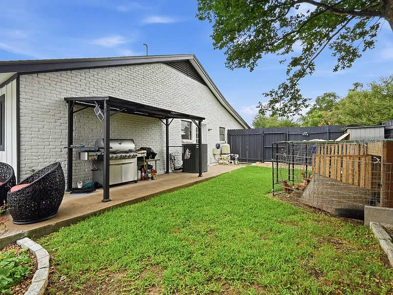 4805 Greystone Dr — Photo 34