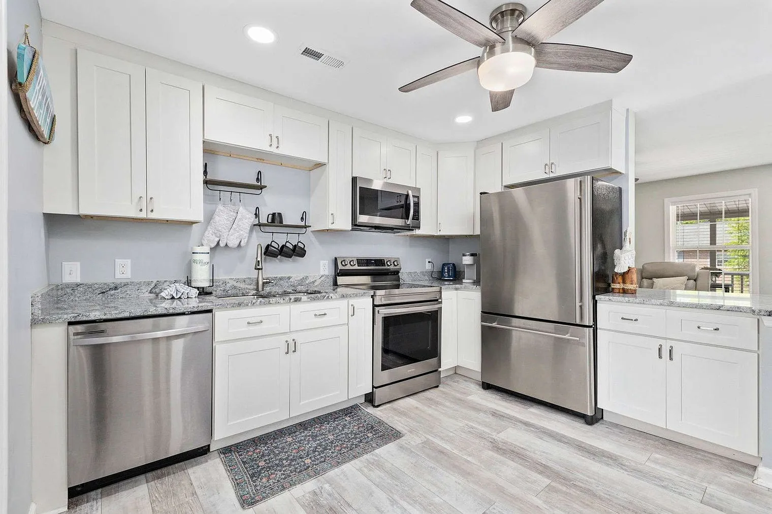 3 bed, 2.0 bath, 1044 sqft, $4,023 — Photo 3