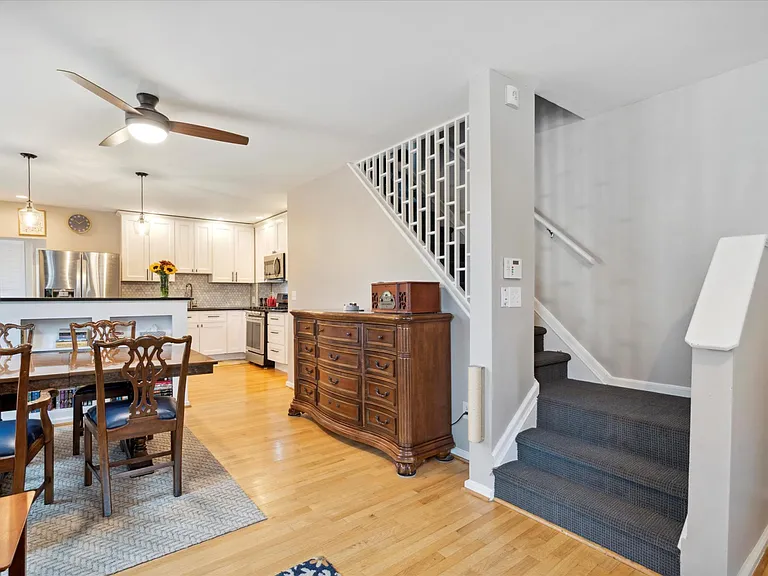 145 Roosevelt Ter — Photo 16