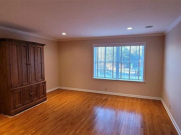 3rd image of 1046 Kehrs Mill Rd