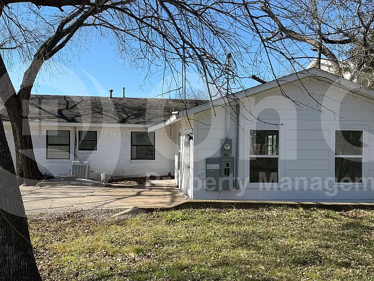 4320 Live Oak Dr — Photo 6