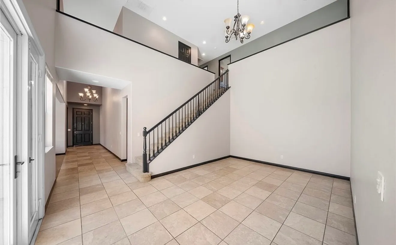 8 bed, 4980 sqft, $999 — Photo 1