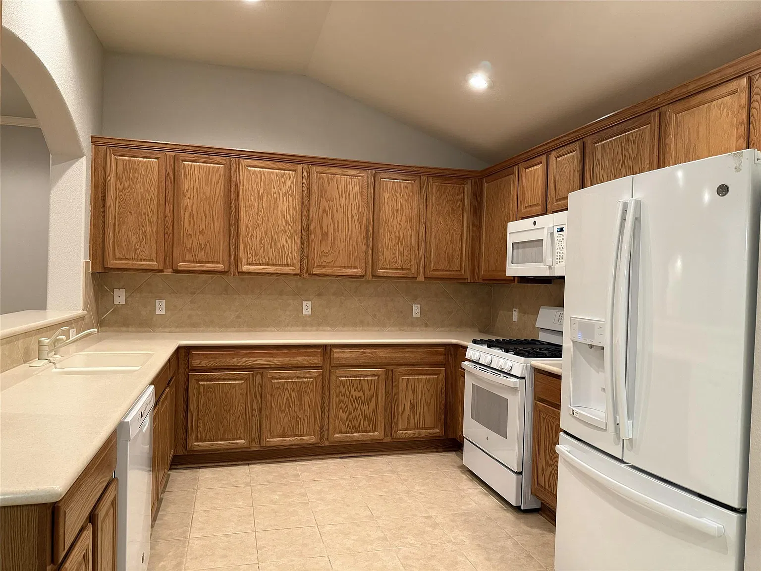 4 bed, 2.0 bath, 1915 sqft, $2,495 — Photo 4
