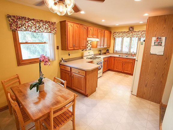 3rd image of 3S069 Sequoia Dr