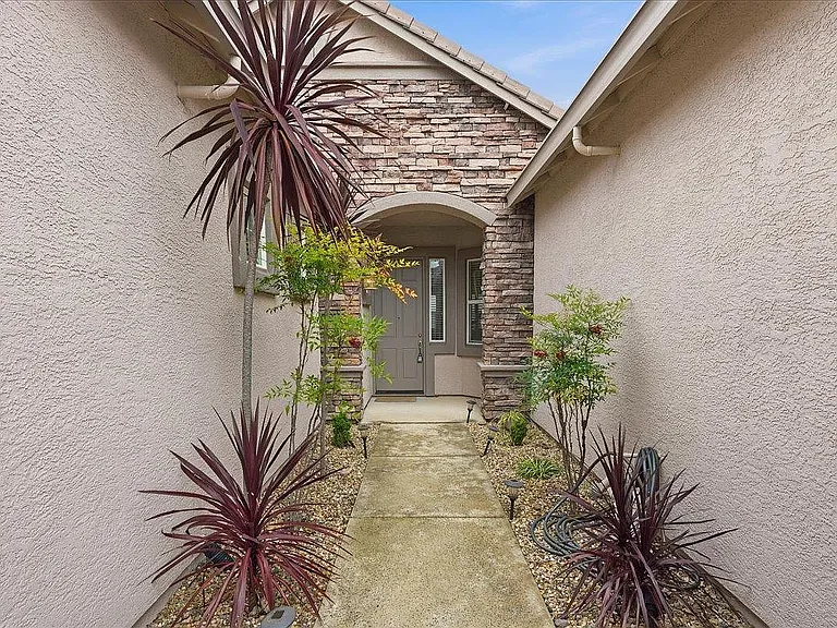 492 Lone Spur Dr — Photo 3