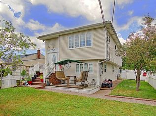 30 Inlet Dr, Lindenhurst, NY 11757