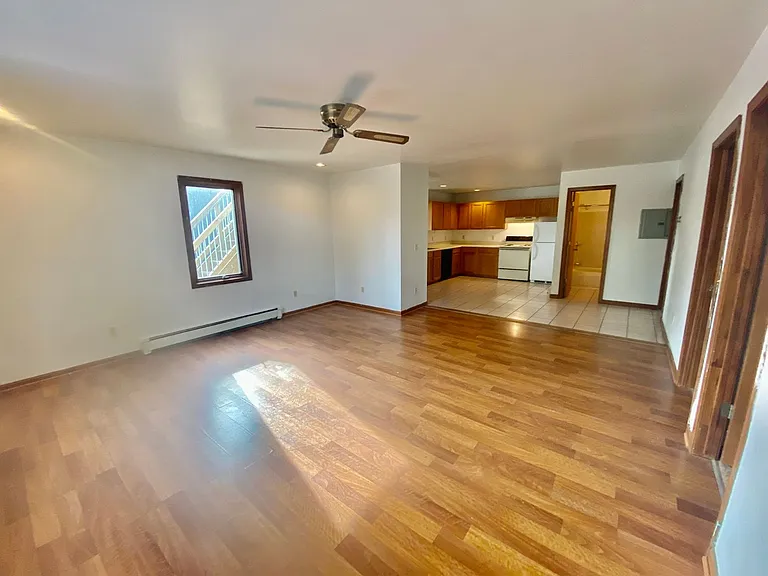 512 W Cross St — Photo 14
