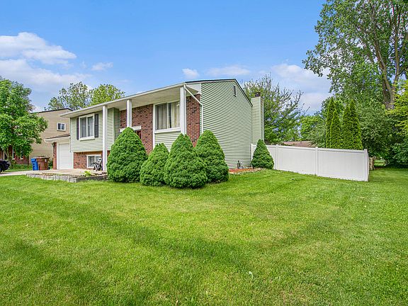 3rd image of 8599 Buckingham Dr