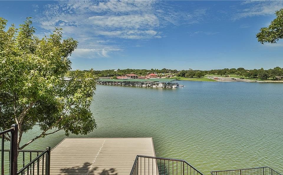 1st image of 302 Peninsula Ct