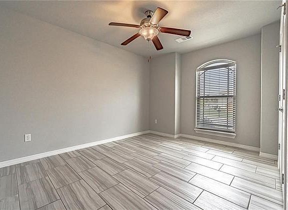 5th image of 950 Silverthorn Dr