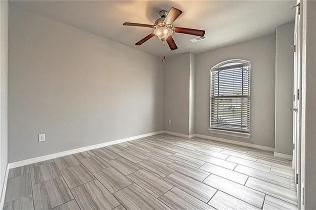 950 Silverthorn Dr — Photo 5