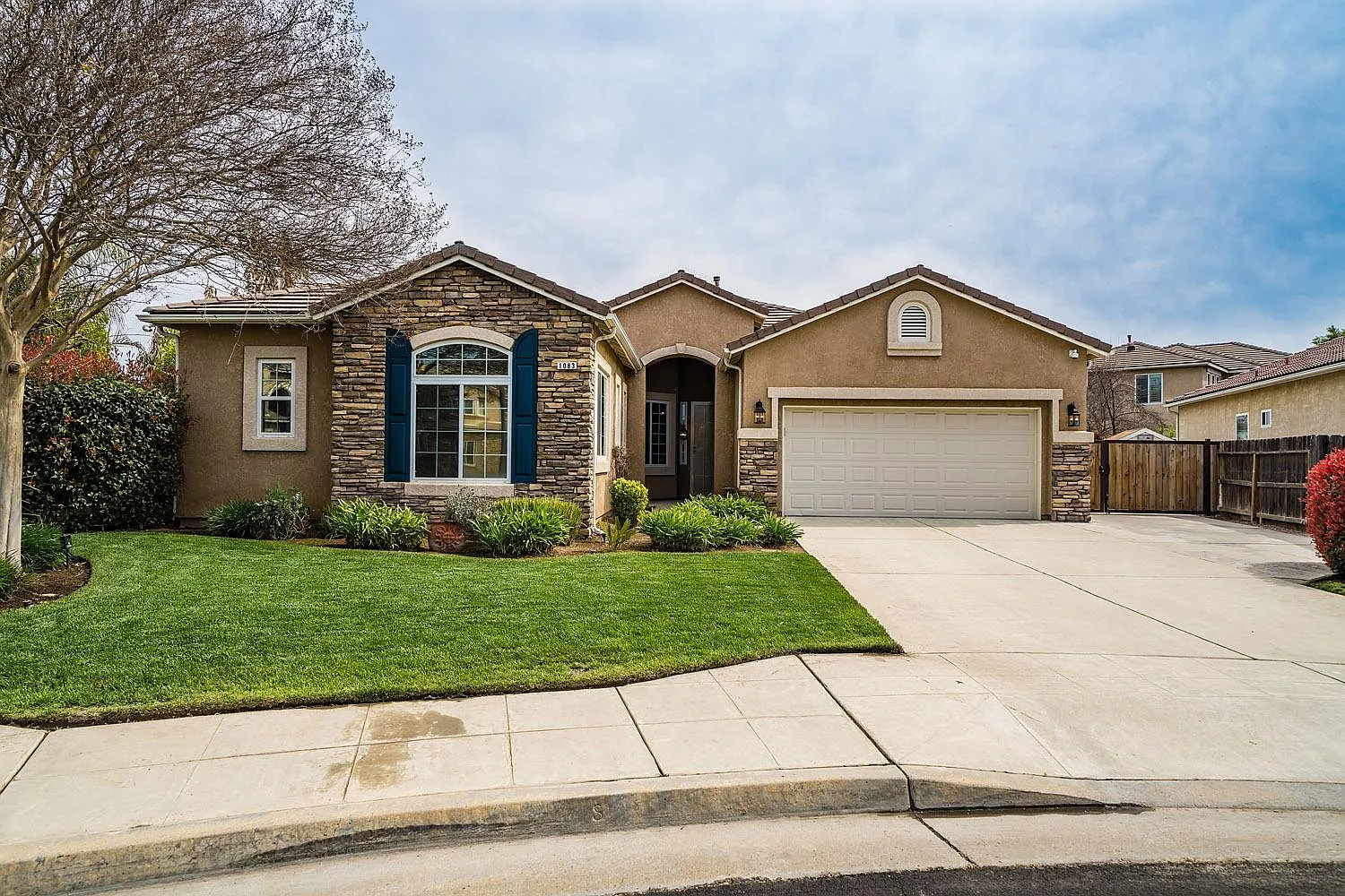 1083 N Coventry Ave photo 1