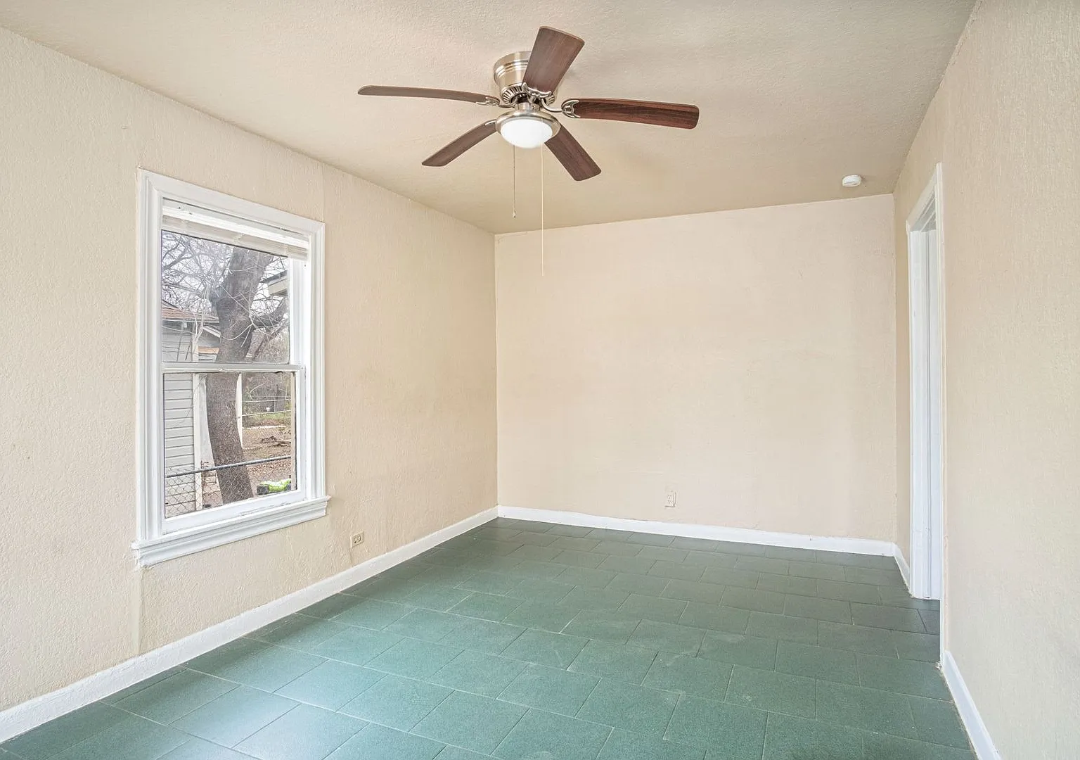 928 Poinsettia — Photo 1