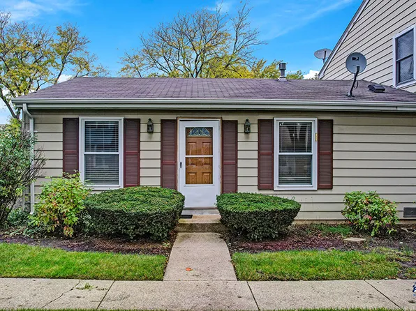 307 Farmington Ln, Vernon Hills, IL 60061