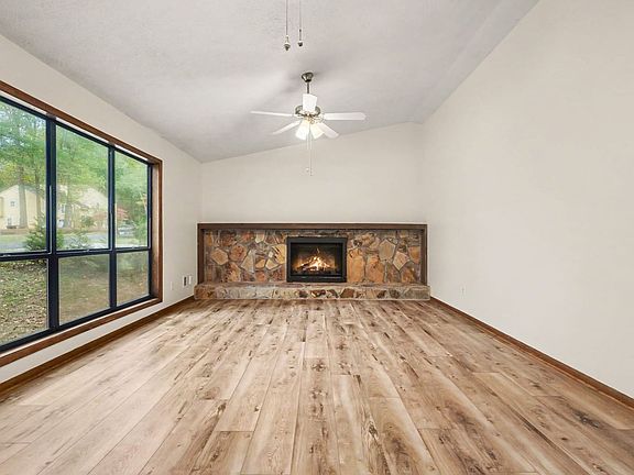 5th image of 3963 Viewpoint Ct