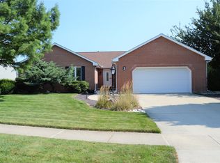 3 Chiswick Cir, Bloomington, IL 61704