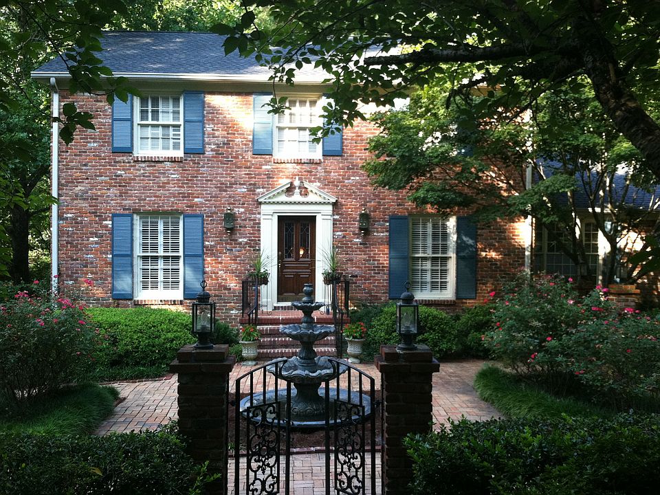 Front Courtyard/Fountain