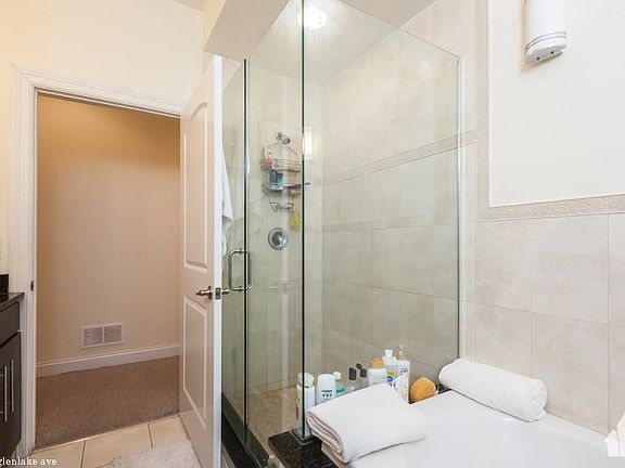 5th image of 2921 W Glenlake Ave #622