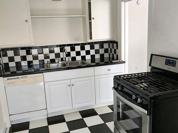 2nd image of 933 W Venice Blvd APT 11