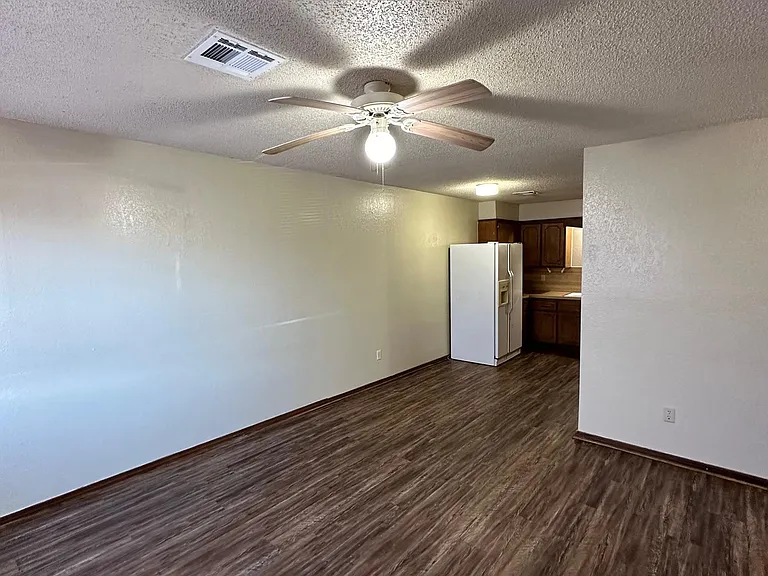 210 NW North St #7 — Photo 3
