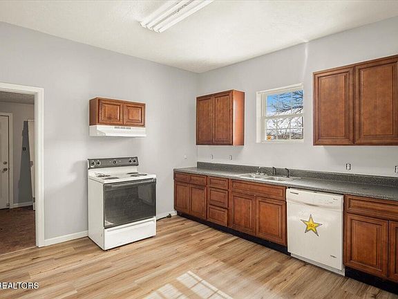 5th image of 218 E Morelia Ave
