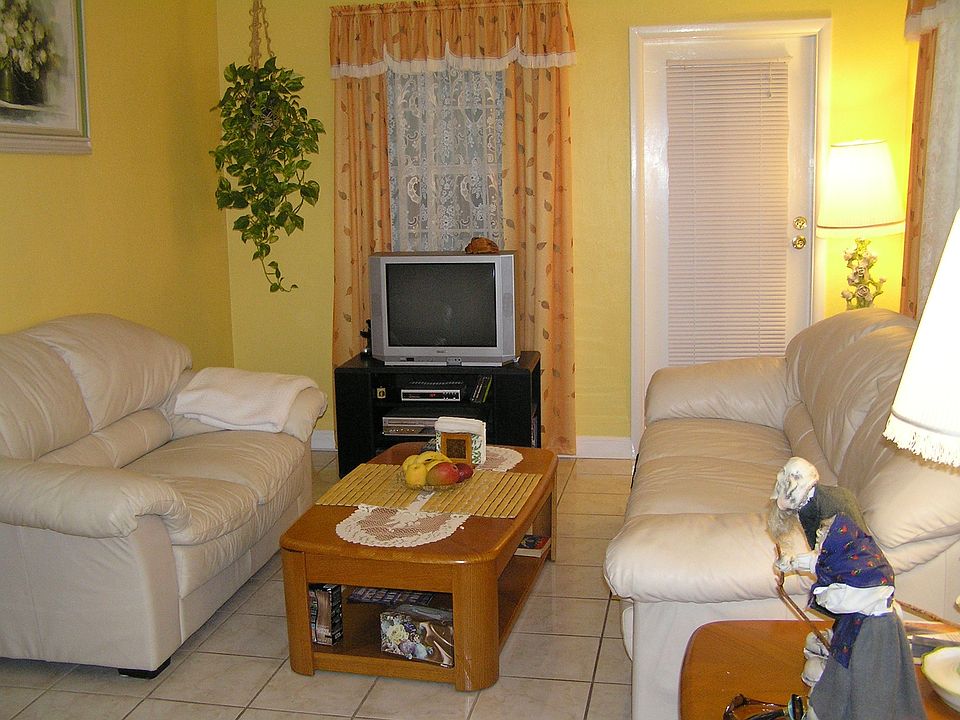 Living room -sample furnished photo