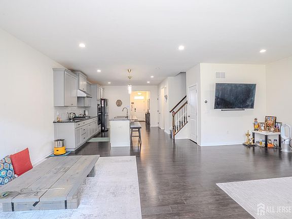 3rd image of 15 Clover Ln