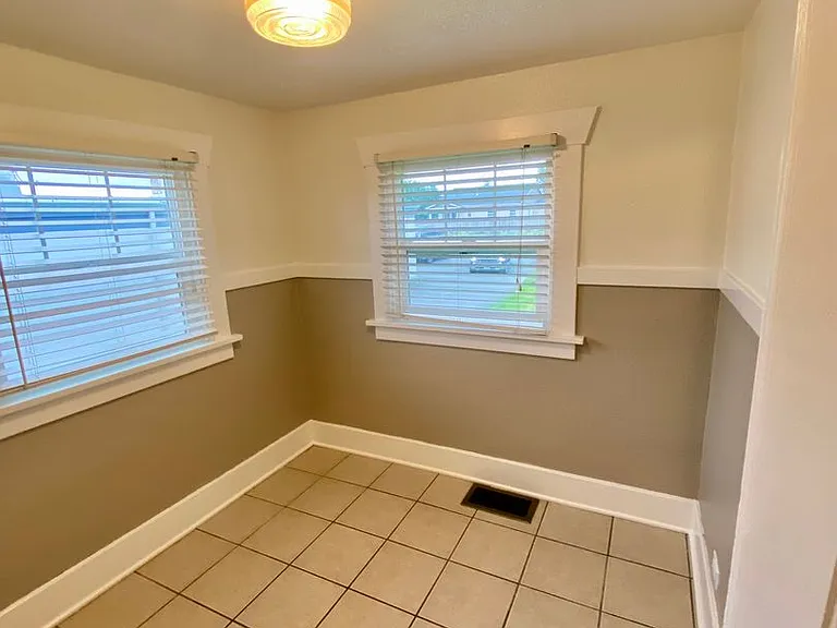 15721 Main St E — Photo 10