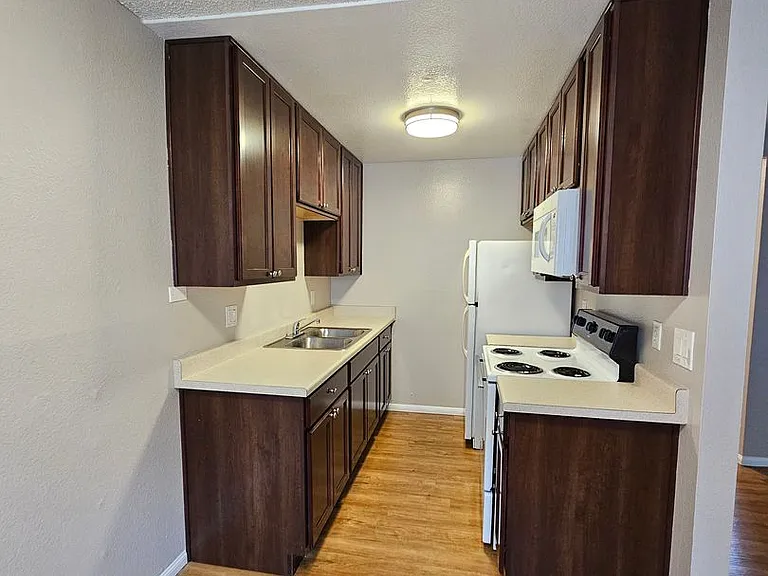 Del Mar Apartment Homes — Photo 19