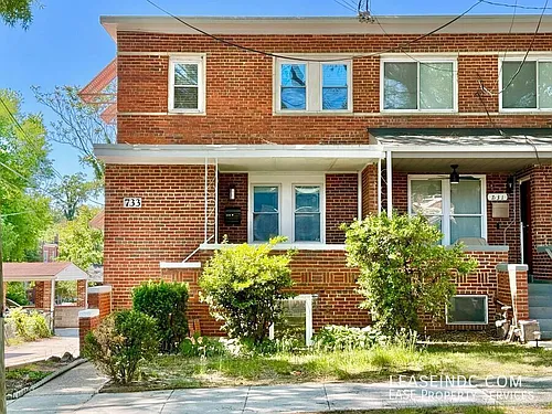 733 Crittenden St NE Photo 1