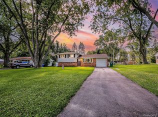 2330 N Pontiac Trl, Commerce Township, MI